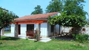 a cottage with a picnic table in a yard at Holiday Home Linet in Funtana