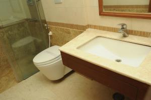 Koupelna v ubytování Ponnis Grand Inn