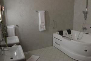 Koupelna v ubytování Hotel Slavia + 37 fotografií
