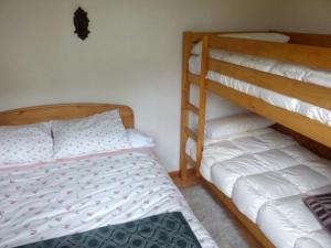 a bedroom with two bunk beds next to each other at Apartamento MODESTO en las montañas del pirineo aragonés en Alquiler Altruista ECONÓMICO in Villanúa