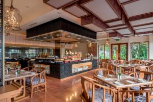 Restaurace v ubytování SereS Springs Resort & Spa, Singakerta