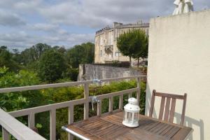 Au Pas Du Chateau tesisinde bir balkon veya teras