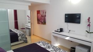 TV a/nebo společenská místnost v ubytování VillaFonzie Adults Only Gayfriendly