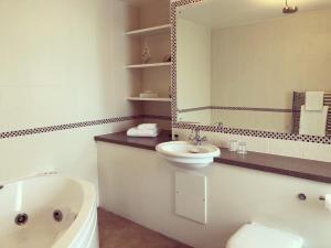 A bathroom at Hotel Victoria 