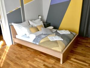 Postel nebo postele na pokoji v ubytování Cozy Loft at Opera