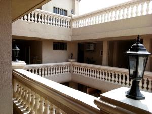 ein Flur eines Gebäudes mit einer Straßenlaterne in der Unterkunft Hôtel Saint Thomas in Lomé