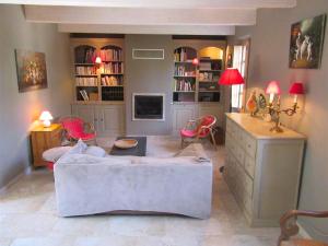 uma sala de estar com um sofá, uma mesa e cadeiras em Beautiful villa with pool in Mormoiron em Mormoiron