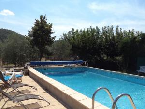 Piscina de la sau aproape de Charming holiday home in Mirabel with pool