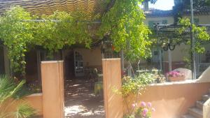 Zahrada ubytování Logis Hotel Le Chêne Vert