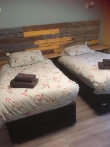 two twin beds in a room at Lincoln Self Catering in Lincoln