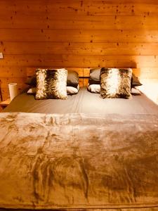En eller flere senge i et værelse på Chalet La Grande Vue
