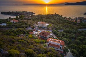 eine Luftansicht eines Hauses mit Sonnenuntergang im Hintergrund in der Unterkunft Palataki in Kardhamili