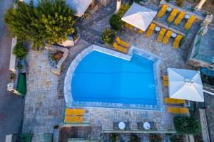 an overhead view of a swimming pool with chairs and umbrellas at Palataki in Kardamyli