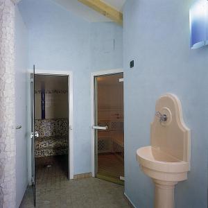 ein Bad mit einem WC und einer ebenerdigen Dusche in der Unterkunft Hotel Olivo in Arco
