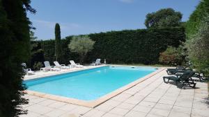 Bazén v ubytování Logis Hotel Le Chêne Vert nebo v jeho okolí