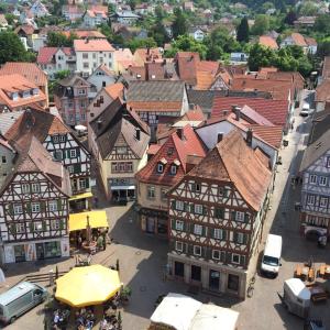 una vista aérea de una ciudad con edificios en Hotel Schwanen, en Mosbach