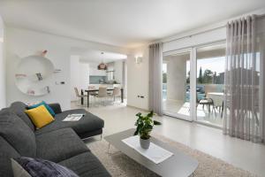 salon z kanapą i stołem w obiekcie Villa L - Villa with 2 separate units w mieście Labin