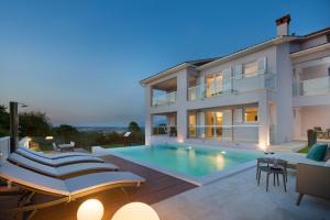 duży dom z basenem przed nim w obiekcie Villa L - Villa with 2 separate units w mieście Labin