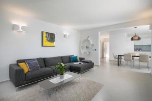 salon z kanapą i stołem w obiekcie Villa L - Villa with 2 separate units w mieście Labin
