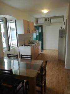 Kuchyň nebo kuchyňský kout v ubytování Apartman Ante