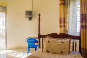 سرير أو أسرّة في غرفة في Marphie Hotel Rukungiri