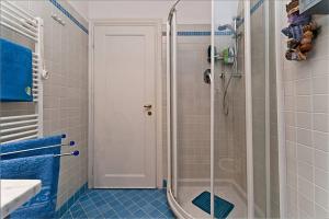 baño con ducha y puerta de cristal en Ca Lena, en Venecia