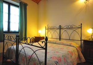 Tempat tidur dalam kamar di Agriturismo Musignano