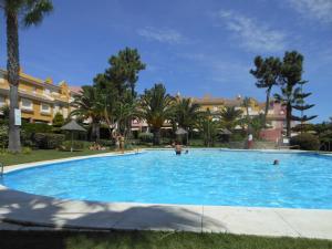Bazén v ubytovaní Magnífico adosado de esquina con vistas al golf playas Islantilla alebo v jeho blízkosti