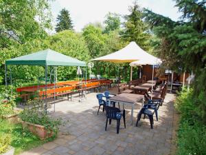 eine Terrasse mit Tischen, Stühlen und Sonnenschirmen in der Unterkunft Hotel & Gasthof Resengörg in Ebermannstadt + 13 Fotos