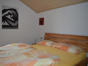 エーニンゲンにあるFerienwohnung Beniのベッドルーム1室(ベッド2台付)が備わります。壁に絵が描かれています。