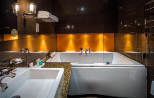 a large white bath tub in a bathroom at Meresuu Spa & Hotel in Narva-Jõesuu