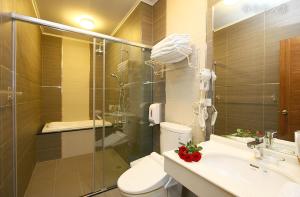 頭城的住宿－蘭博會館 ，浴室配有卫生间、盥洗盆和淋浴。