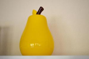 um vaso amarelo sentado em cima de uma mesa em Beim Hooch "Schindelloft" em Brücktal