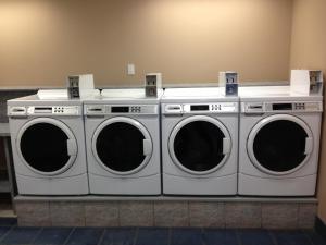 três máquinas de lavar roupa em exposição num quarto em Petawawa River Inn & Suites em Petawawa