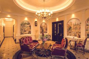 um átrio com um lustre e cadeiras e uma mesa em Hotel Florian Palace em Jindřichŭv Hradec