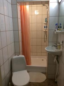 een badkamer met een toilet, een wastafel en een bad bij Westwind puhkemaja in Kunda