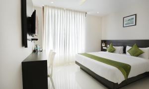 Postel nebo postele na pokoji v ubytování Treebo Sunrise IG Road + 31 fotografií