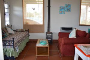 un salon avec un canapé et une table dans l'établissement El Pago, à Vaqueros 37 autres photos