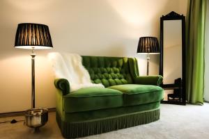 フィールンハイムにあるKant-Hausのリビングルーム(緑のソファ、ランプ2つ付)