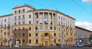 un gran edificio en la esquina de una calle en Studiominsk Apartments en Minsk