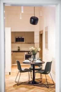 Cuisine ou kitchenette dans l'établissement Lazenska N4 Residence