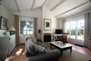 un soggiorno con divano e tavolo di FranceComfort - L'Aveneau Vieille Vigne a Les Forges
