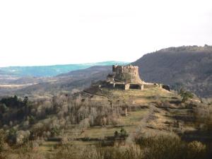 ein altes Schloss auf einem Hügel in der Unterkunft le monne (dit la fermette ) in Chambon-sur-Lac