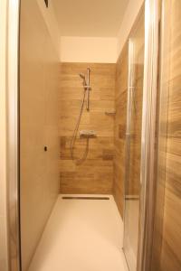 bagno con doccia e porta in vetro di Appartamenti ai Stabli 2 a Mezzana