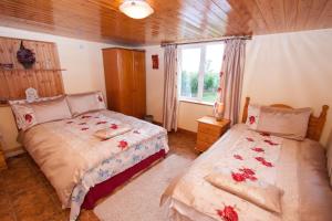 Postel nebo postele na pokoji v ubytování Beezies Self Catering Cottages