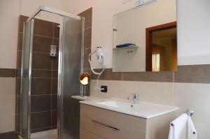 A bathroom at Color House Malpensa B&B