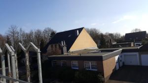 une maison avec une pyramide sur le toit dans l'établissement BB dänisch/deutsch, à Cologne