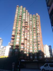 ベニドルムにあるCoblanca V apartmentの街中の窓が多い高層ビル