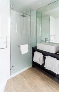 uma casa de banho com um lavatório e um espelho em Star inn Lisbon Airport em Lisboa