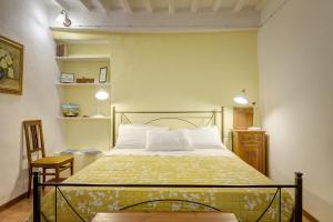 シナルンガにあるArts and Flowersのベッドルーム(白い枕の大型ベッド1台付)